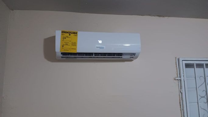 Mini-split recién instalado en una pared de Miami